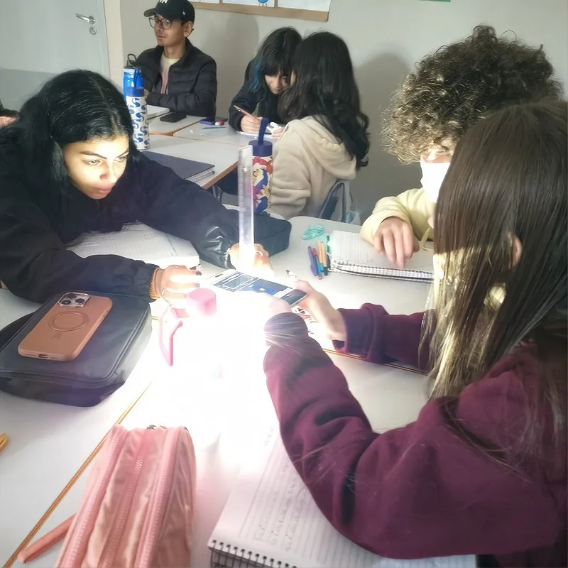 Estudantes do Ensino Médio estudam em grupo na sala de aula da Escola Lumiar Poços de Caldas